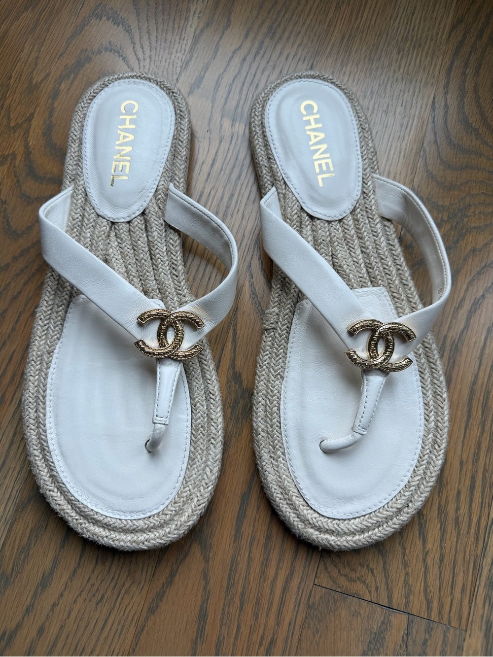 CHANEL White Leather Thong Sandals with Gold CC Emblem